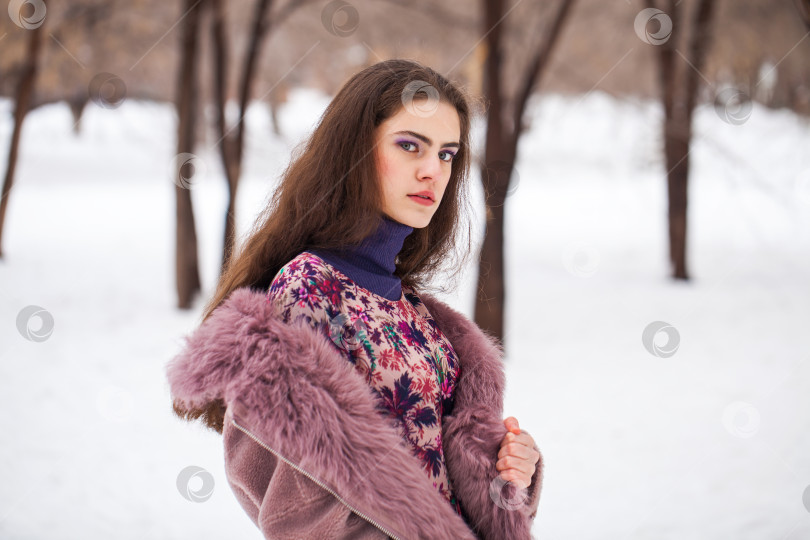 Скачать Портрет молодой красивой женщины в зимнем парке фотосток Ozero