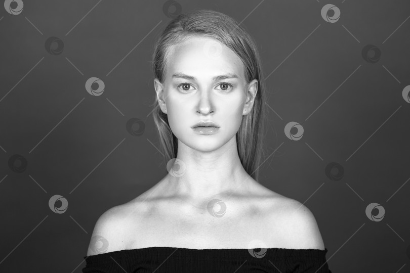 Скачать Портрет молодой красивой блондинки-модели крупным планом фотосток Ozero