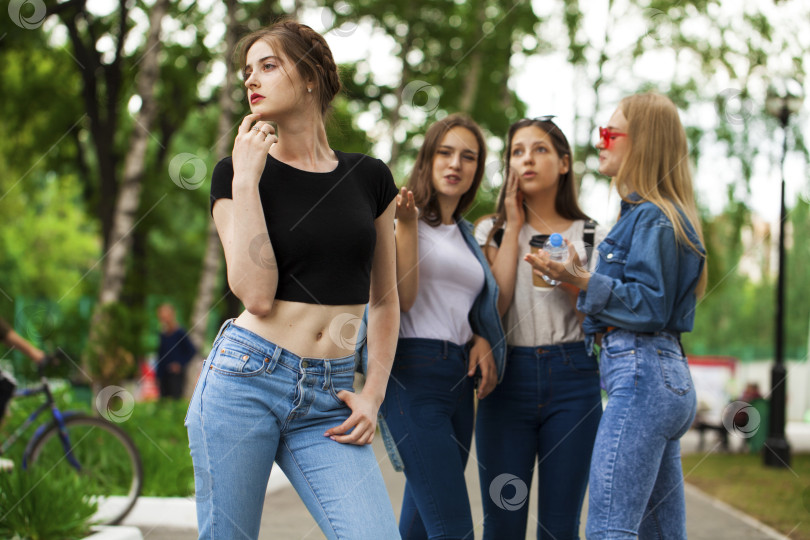Скачать Четыре школьницы в летнем парке фотосток Ozero