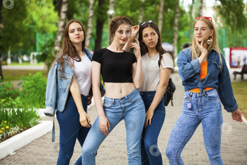 Скачать Четыре школьницы в летнем парке фотосток Ozero
