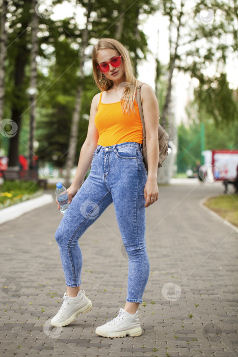 Скачать портрет хорошенькой молодой девушки фотосток Ozero