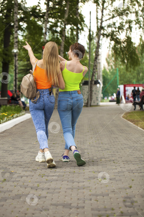 Скачать Две подружки гуляют по летнему парку на открытом воздухе фотосток Ozero
