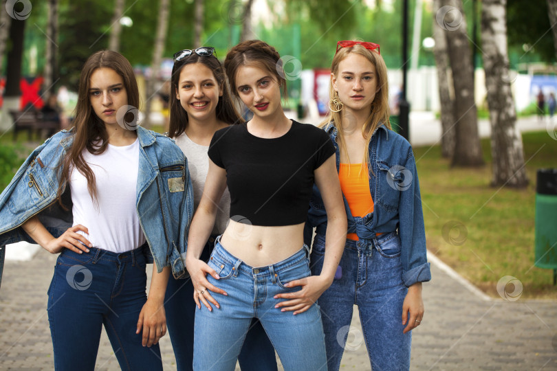 Скачать Четыре школьницы в летнем парке фотосток Ozero