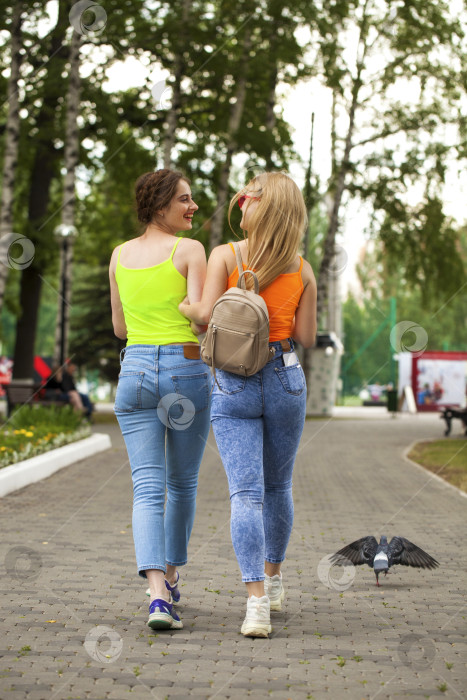 Скачать Две подружки гуляют по летнему парку на открытом воздухе фотосток Ozero