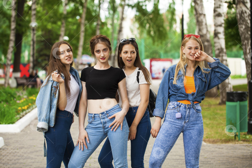 Скачать Четыре школьницы в летнем парке фотосток Ozero