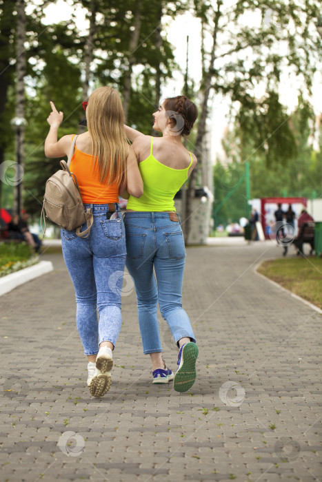 Скачать Две подружки гуляют по летнему парку на открытом воздухе фотосток Ozero