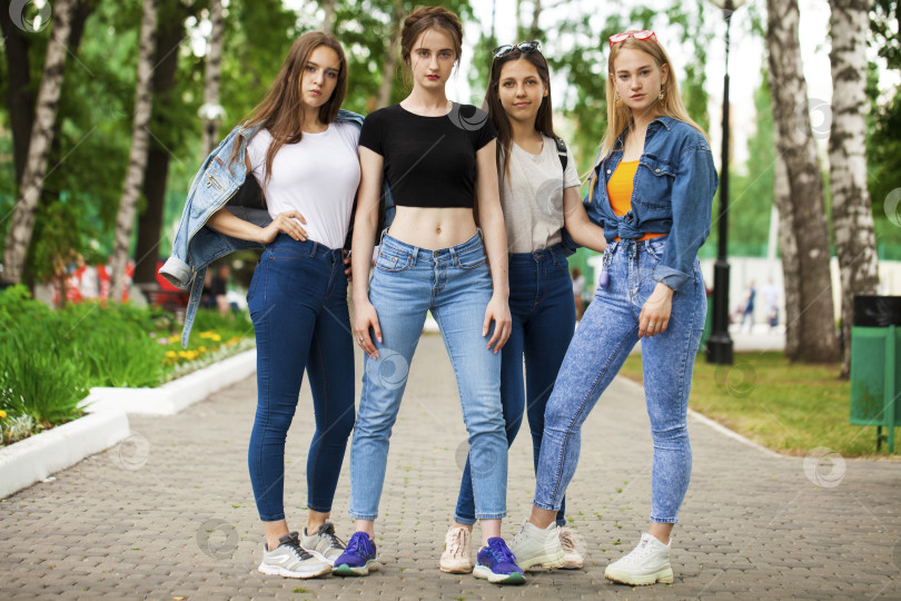 Скачать Четыре школьницы в летнем парке фотосток Ozero