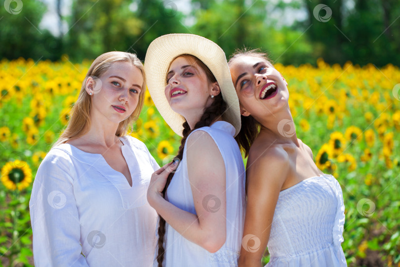 Скачать Три молодые женщины в белых платьях фотосток Ozero