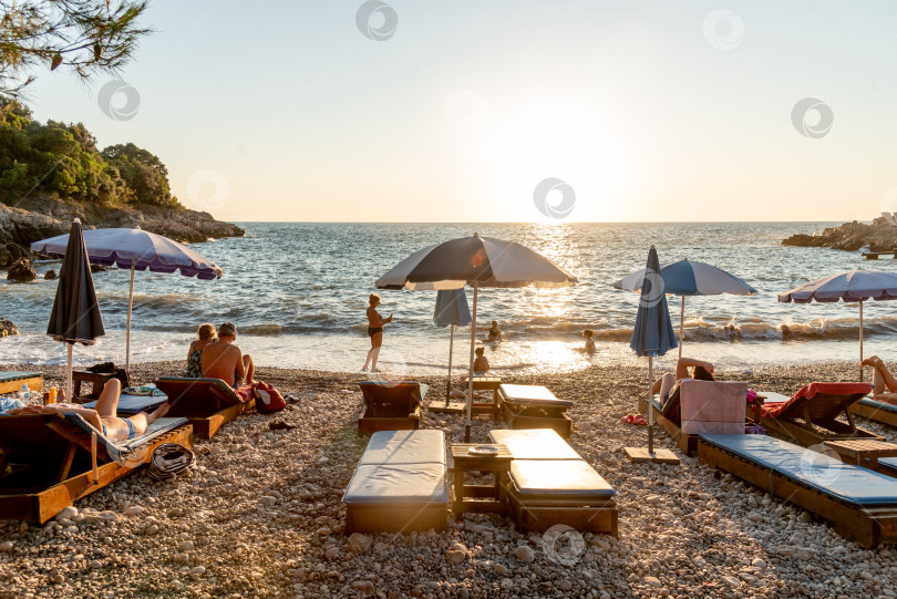 Скачать Утеха, Черногория, 22 августа 2025 года, Люди отдыхают на пляже, купаются в Адриатическом море фотосток Ozero