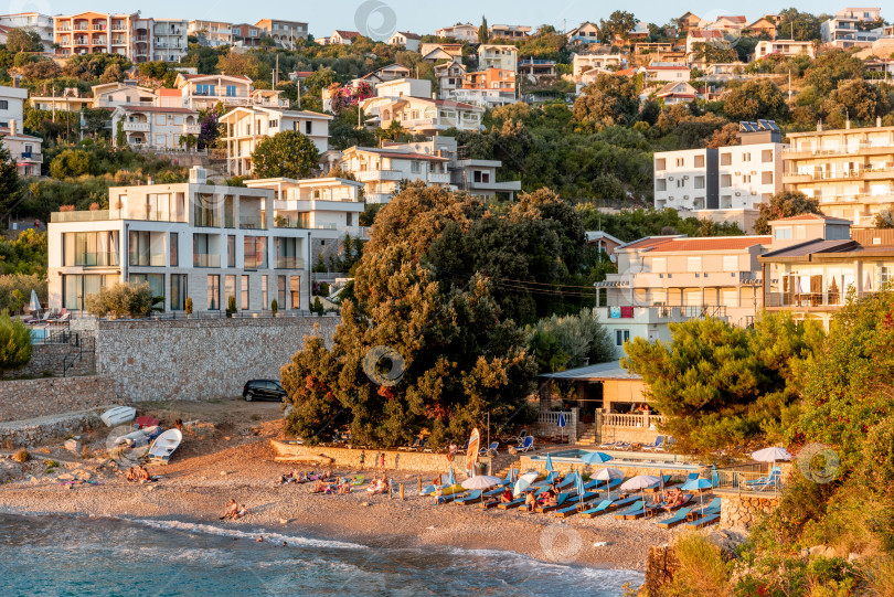 Скачать Утеха, Черногория, 22 августа 2025 года, Люди отдыхают на пляже, купаются в Адриатическом море фотосток Ozero