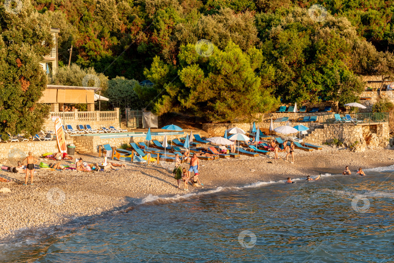 Скачать Утеха, Черногория, 22 августа 2025 года, Люди отдыхают на пляже, купаются в Адриатическом море фотосток Ozero