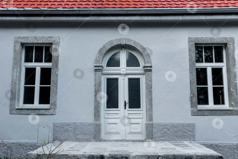 Скачать Входная дверь небольшого жилого дома по соседству, внешнее здание снаружи фотосток Ozero