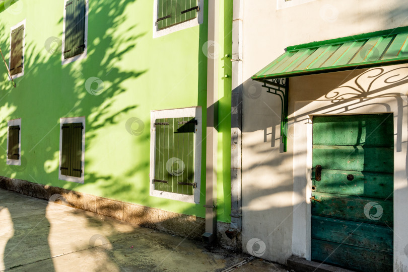 Скачать Входная дверь небольшого жилого дома по соседству, внешнее здание снаружи фотосток Ozero