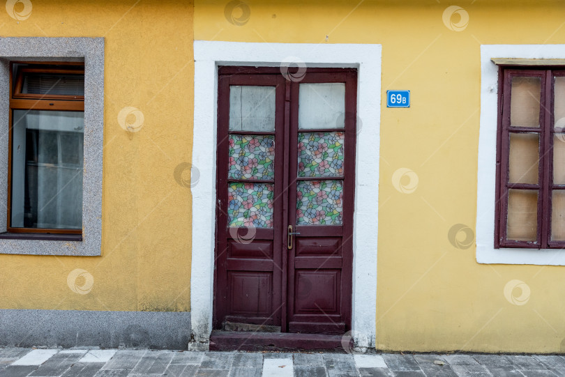 Скачать Входная дверь небольшого жилого дома по соседству, внешнее здание снаружи фотосток Ozero