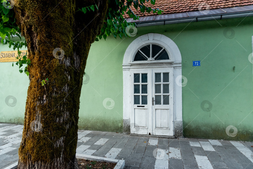 Скачать Входная дверь небольшого жилого дома по соседству, внешнее здание снаружи фотосток Ozero