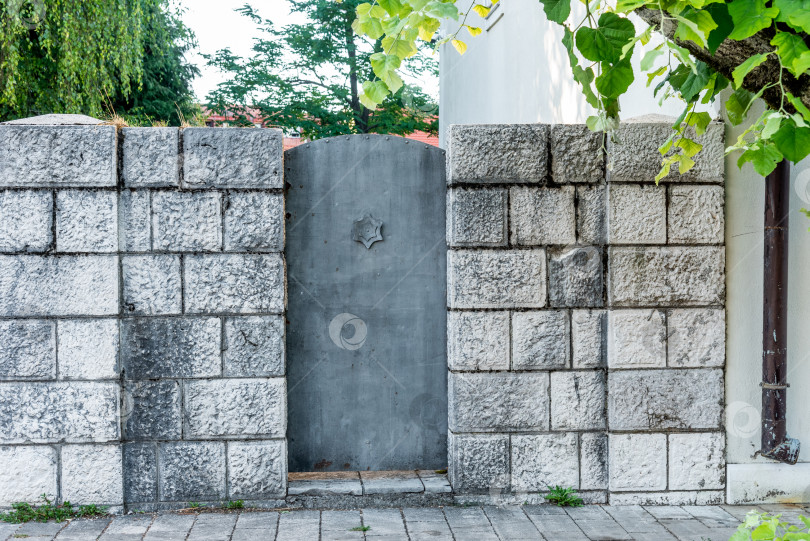 Скачать Входная дверь небольшого жилого дома по соседству, внешнее здание снаружи фотосток Ozero