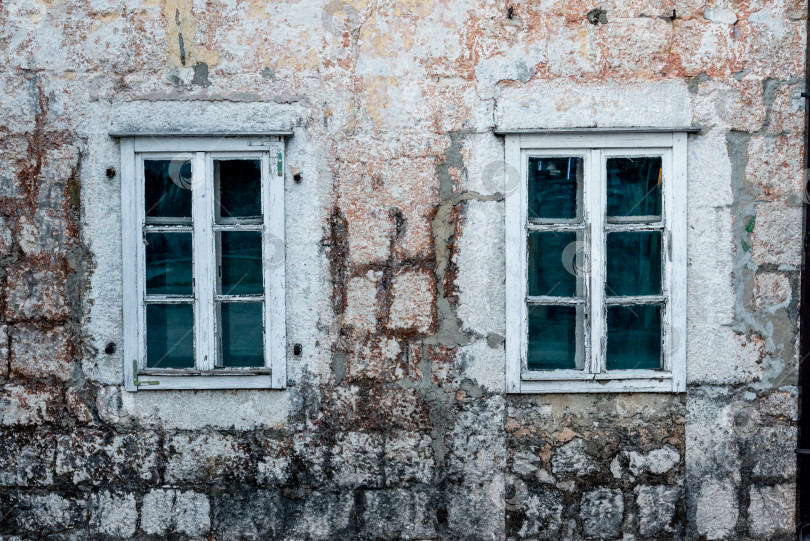 Скачать Застекленное окно, наружное жилое здание из брусчатки в загородном пригороде фотосток Ozero