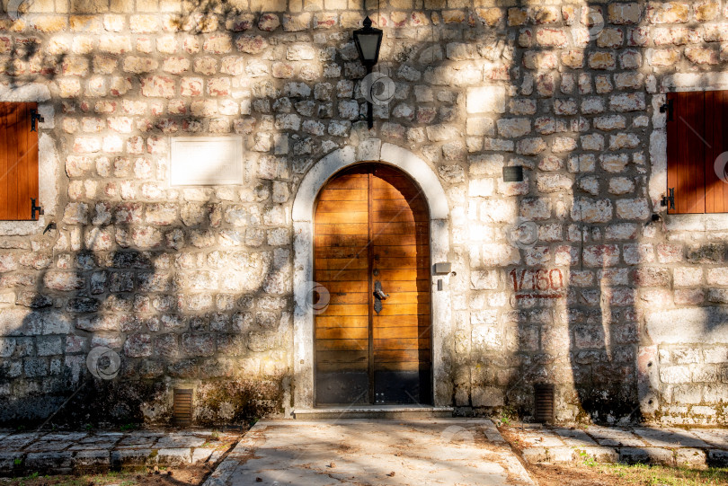 Скачать Входная дверь небольшого жилого дома по соседству, внешнее здание снаружи фотосток Ozero