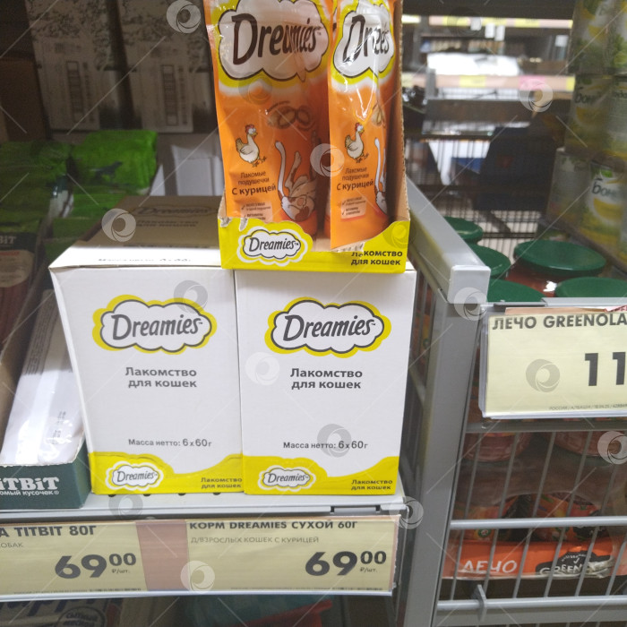 Скачать Отдел лакомства для кошек в магазине "Чижик". фотосток Ozero