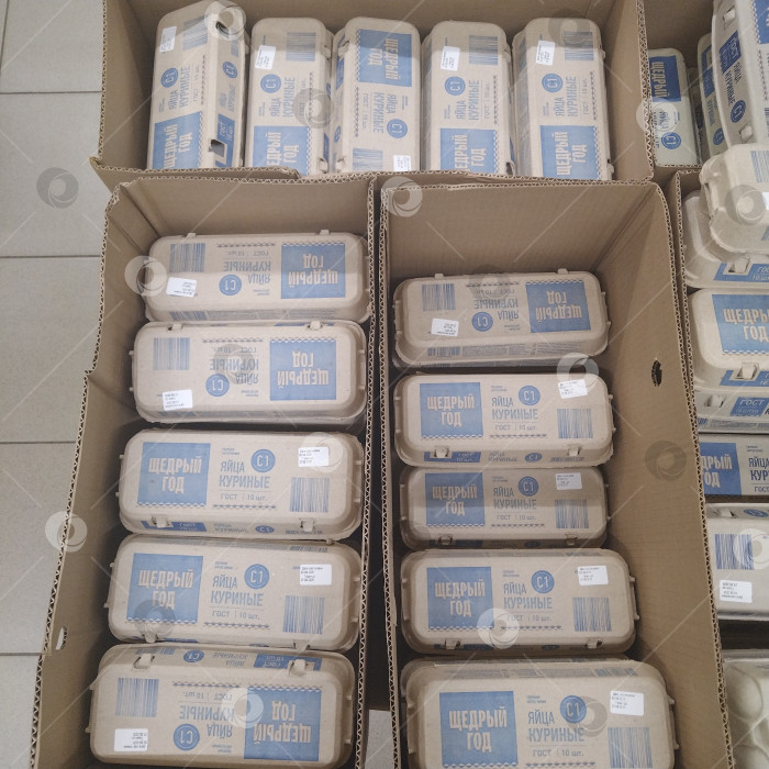 Скачать Отдел куриных яиц в магазине "Чижик". фотосток Ozero