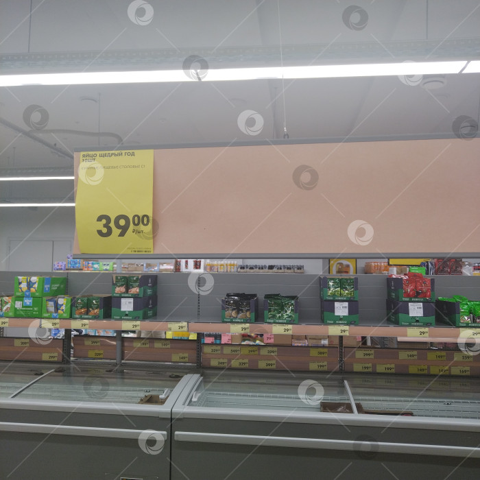 Скачать Отдел куриных яиц в магазине "Чижик". фотосток Ozero