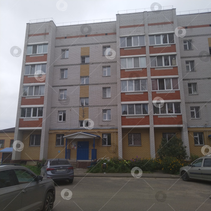 Скачать Пятиэтажный многоквартирный дом. фотосток Ozero