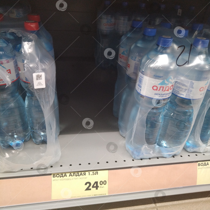 Скачать Отдел минеральной воды в магазине "Чижик". фотосток Ozero