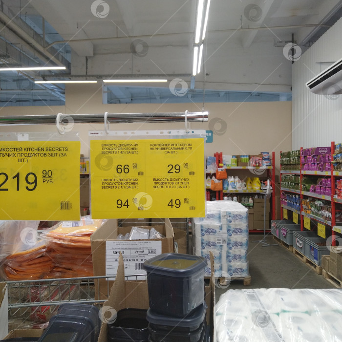 Скачать Отдел контейнеров в магазине "Победа". фотосток Ozero