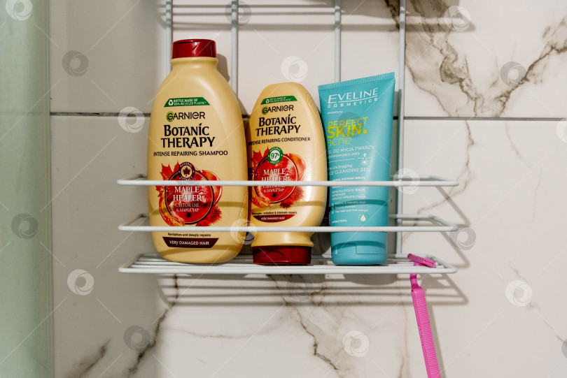 Скачать Бар, Черногория, 12 августа 2025 года, Полка для душа с бутылочками шампуня и геля для душа фотосток Ozero