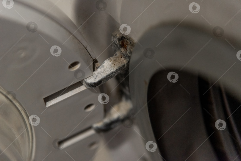 Скачать Петли дверцы стиральной машины покрылись известковым налетом из-за жесткой воды фотосток Ozero