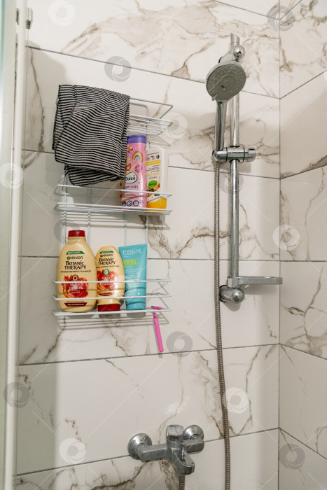 Скачать Бар, Черногория, 12 августа 2025 года, Полка для душа с бутылочками шампуня и геля для душа фотосток Ozero