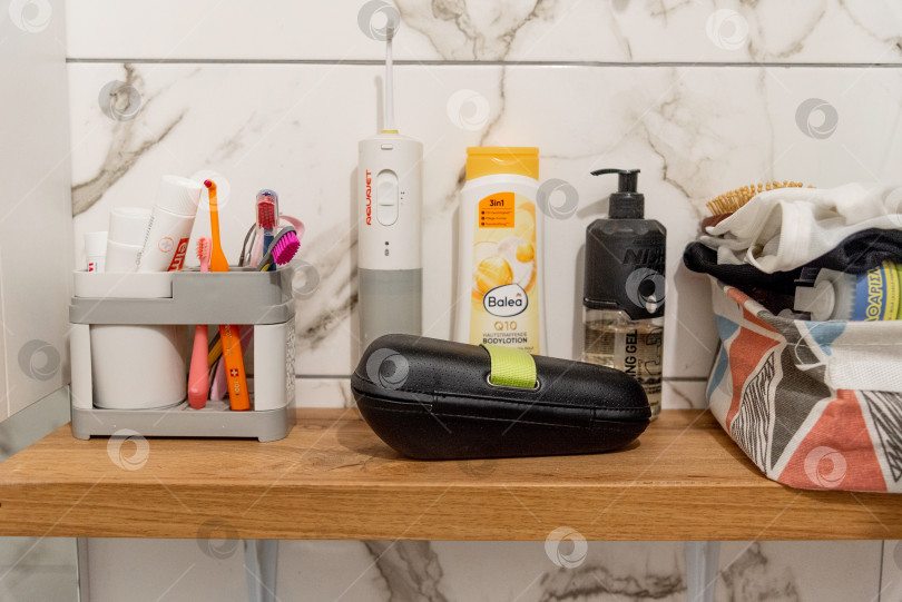 Скачать Бар, Черногория, 12 августа 2025 года, Зубные щетки и зубные пасты в пластиковом контейнере фотосток Ozero