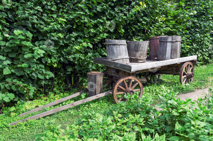 Скачать Старая телега с деревянными бочками в саду. фотосток Ozero