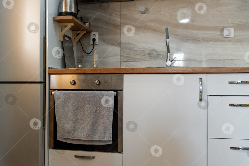 Скачать Стиль интерьера кухни жилого дома, дизайн столовой гостиничных апартаментов фотосток Ozero