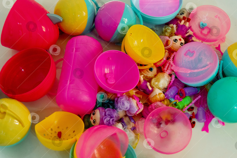 Скачать Бар, Черногория, 12 августа 2025 года, Куклы-сюрпризы Lol L.O.L. устраивают беспорядок в детской комнате фотосток Ozero