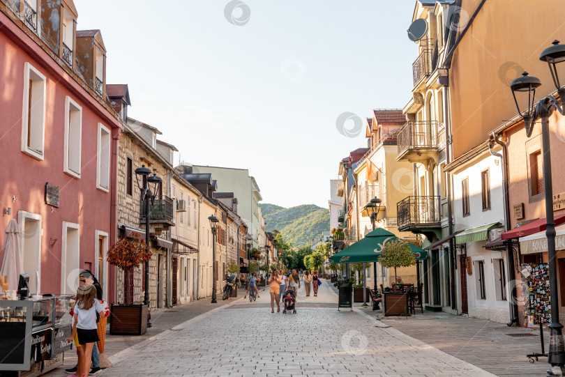 Скачать Улцинь, Черногория, 3 августа 2025 года, люди гуляют по улицам летнего туристического города фотосток Ozero
