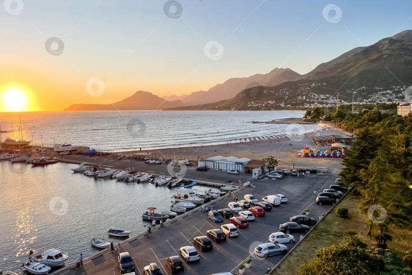 Скачать Бар, Черногория, 27 июля 2025 года, Вид сверху на набережную, парковку и Адриатическое море фотосток Ozero