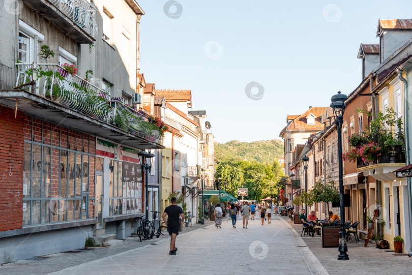 Скачать Улцинь, Черногория, 3 августа 2025 года, люди гуляют по улицам летнего туристического города фотосток Ozero