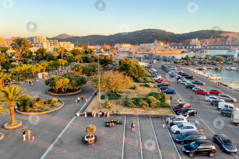 Скачать Бар, Черногория, 27 июля 2025 года, Вид сверху на набережную, парковку и Адриатическое море фотосток Ozero