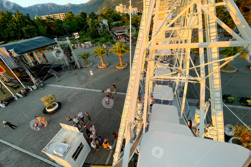 Скачать Бар, Черногория, 27 июля 2025 года, Вид сверху на колесо обозрения на набережной улице фотосток Ozero