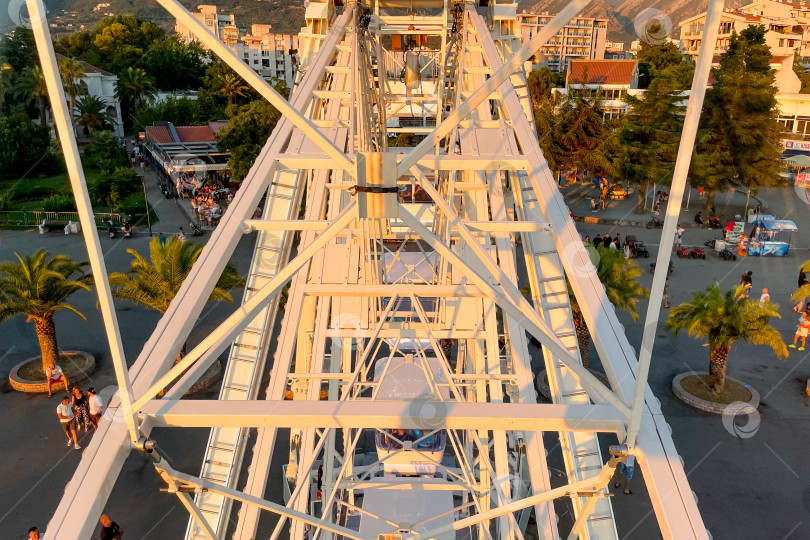 Скачать Бар, Черногория, 27 июля 2025 года, Вид сверху на колесо обозрения на набережной улице фотосток Ozero