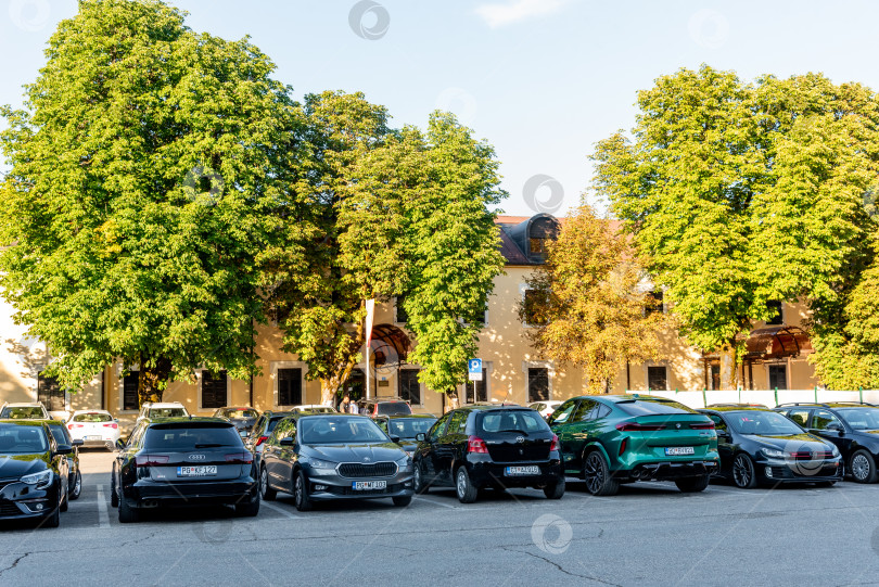 Скачать Цетинье, Черногория, 3 августа 2025 года, Автомобили стоят в ряд на парковке фотосток Ozero