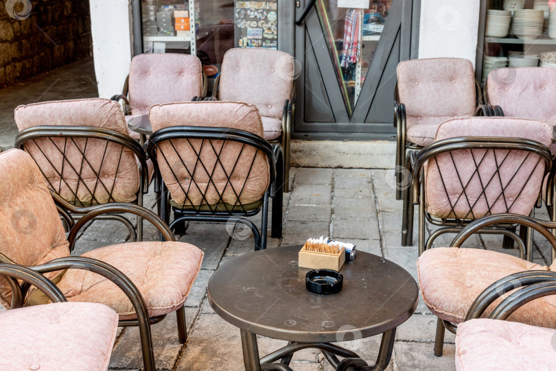 Скачать Ресторан, кофейня, кафе с открытой террасой, городской пейзаж города Цетинье, Черногория фотосток Ozero