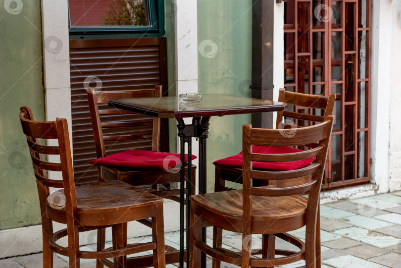 Скачать Ресторан, кофейня, кафе с открытой террасой, городской пейзаж города Цетинье, Черногория фотосток Ozero