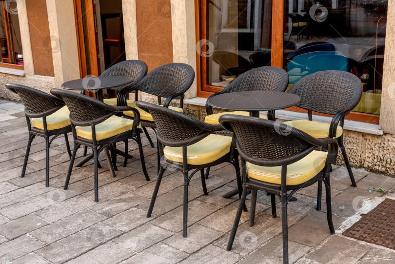 Скачать Ресторан, кофейня, кафе с открытой террасой, городской пейзаж города Цетинье, Черногория фотосток Ozero