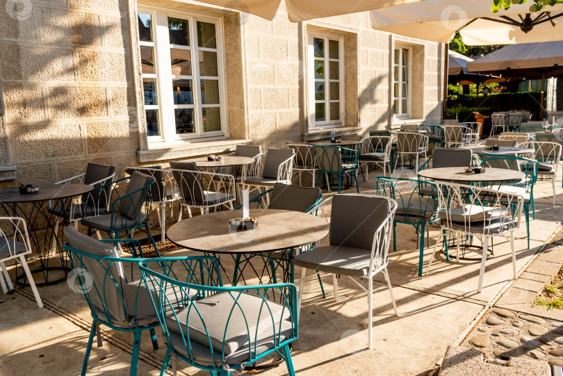 Скачать Ресторан, кофейня, кафе с открытой террасой, городской пейзаж города Цетинье, Черногория фотосток Ozero