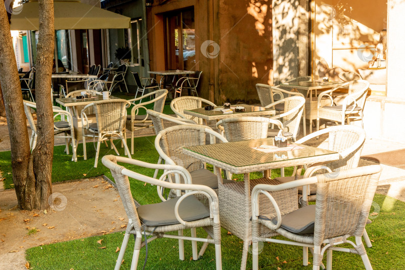 Скачать Ресторан, кофейня, кафе с открытой террасой, городской пейзаж города Цетинье, Черногория фотосток Ozero