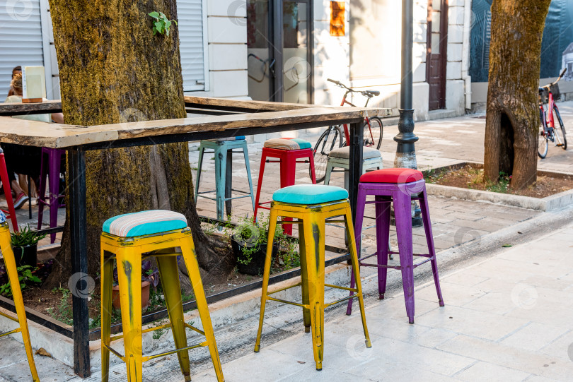 Скачать Ресторан, кофейня, кафе с открытой террасой, городской пейзаж города Цетинье, Черногория фотосток Ozero