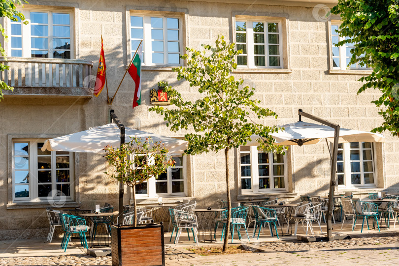 Скачать Ресторан, кофейня, кафе с открытой террасой, городской пейзаж города Цетинье, Черногория фотосток Ozero