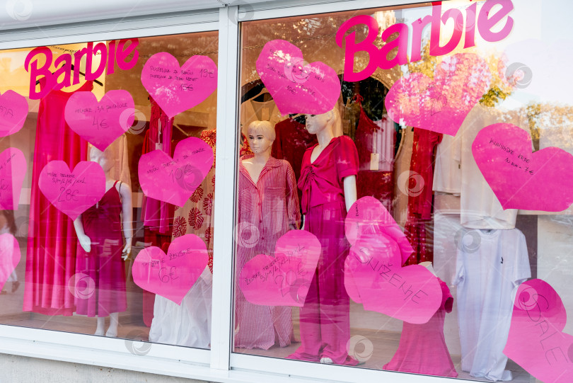 Скачать Цетинье, Черногория, 3 августа 2025 года, Манекенщица за стеклянной витриной магазина одежды фотосток Ozero